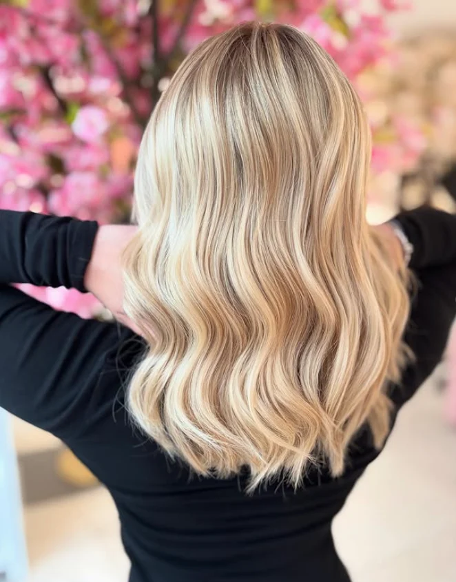 Balayage blond sur cheveux longs réalisé au salon Lola Coiffure & Beauté à Honfleur