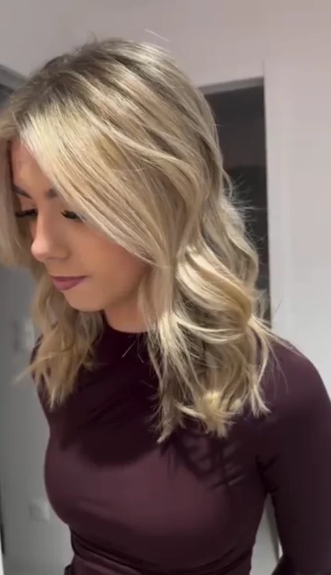 Blond lumineux et boucles souples réalisés au salon de Honfleur