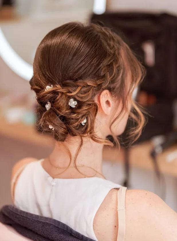 Chignon de mariée tressé et orné de fleurs réalisé à Honfleur