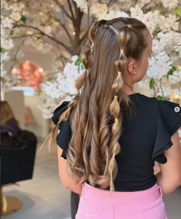 Coiffure tressée ornée d anneaux dorés réalisée au salon de Honfleur
