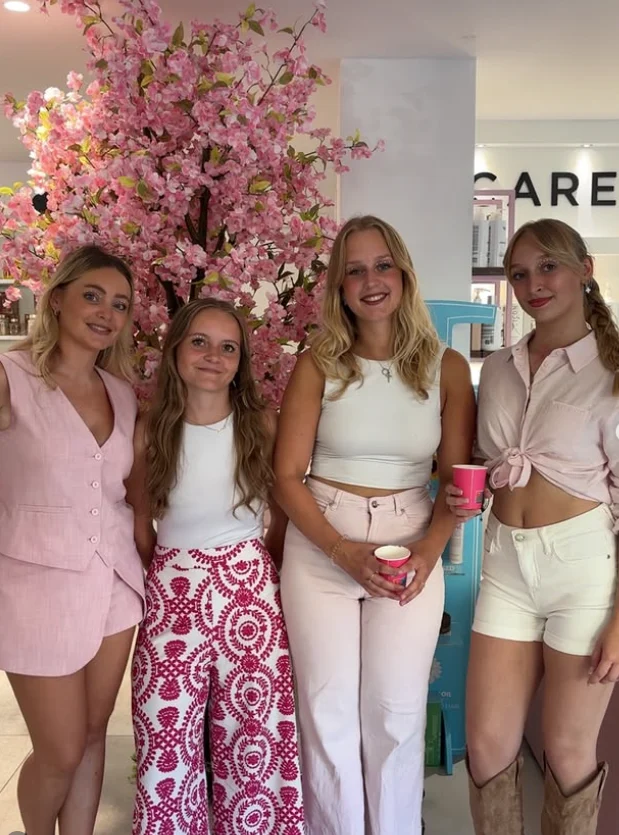 L équipe du salon Lola Coiffure & Beauté devant le mur fleuri à Honfleur