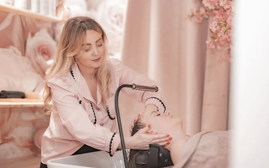 Rituel Head Spa avec cascade d eau et massage du cuir chevelu au salon Lola Coiffure & Beauté à Honfleur